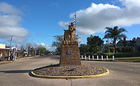 Archivo:Estatua de Ansina, entrada a Villa Ansina