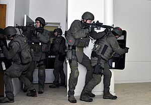 Archivo:FBI SWAT team Watervliet Arsenal