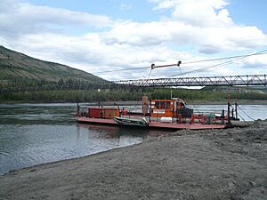 Archivo:FerryacrossPellyRiverYukon09