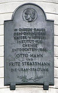 Archivo:Freie Universitaet Berlin - Gedenktafel fuer Otto Hahn und Fritz Strassmann