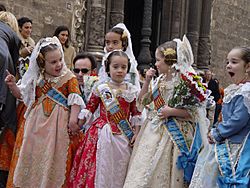 Archivo:Girls in historical Valencian costumes