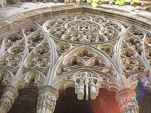 Archivo:Gothic window with the Star of David, in the Old Cathedral of Lleida (Catalonia - Spain)