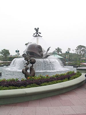 Archivo:HK Disneyland fountain by Dave Q
