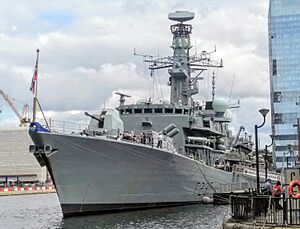 Archivo:HMS Westminster moored at South Quay