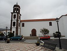 Archivo:Iglesia de S. Juan Bautista (lateral)