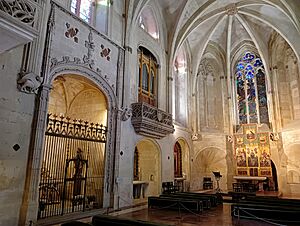 Archivo:Interior de la capilla de Santa Ana y berja a la capilla de Santa Práxedes