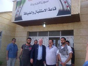 Archivo:John McCain next to members of the Syrian opposition