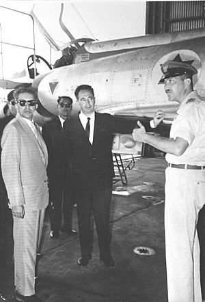 Archivo:King of Nepal, Shimon Peres and Ezer Weizman 1963