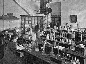 Archivo:Laboratory of Bestuzhev courses
