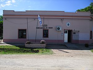 Archivo:Liceo Mercedes Giavi de Adami en Ismael Cortinas, Flores, Uruguay (2010)