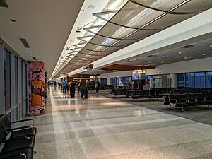 Archivo:Louisville airport interior