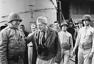 Archivo:Major General Patton and Rear Admiral Hewitt on USS Augusta (CA-31), circa in November 1942 (80-G-30116)