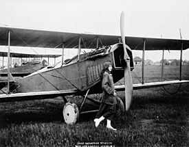 Archivo:Miss Katherine Stinson and her Curtiss aeroplane 3c06324u