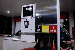 Archivo:Modern gas station column