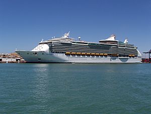 Archivo:Navigator of the Seas, Puerto de la Bahía de Cádiz