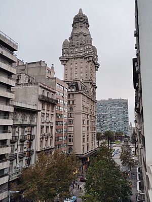 Archivo:Palacio Salvo de Montevideo, 2025