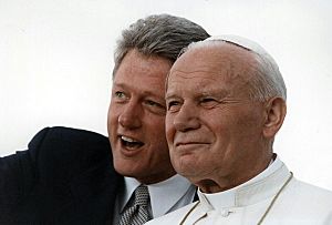 Archivo:Photograph of President William J. Clinton and Pope John Paul II Admiring the Crowd at Denver's Stapleton International Airport - NARA - 3172769