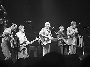 Archivo:PoguesLiveBrixton-12-21-2004