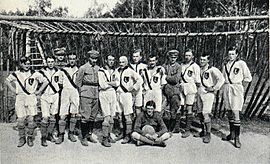 Archivo:Polish Legionists playing soccer (1914-1918)