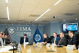 Archivo:President Trump at FEMA (48665506826)