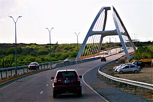 Archivo:Puente de Spaans Lagoen, que une Oranjestad con San Nicolás