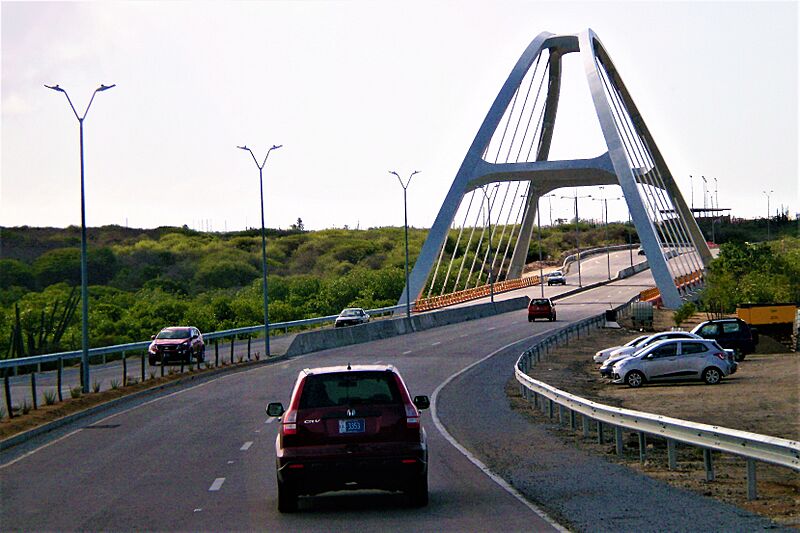 Puente de Spaans Lagoen, que une Oranjestad con San Nicolás