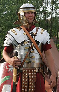 Archivo:Roman soldier in lorica segmentata 1-cropped