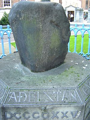 Archivo:Saxon Coronation Stone( Athelstan)