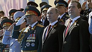 Archivo:Sergey Shoigu, Vladimir Putin, Dmitry Medvedev, May 9, 2014