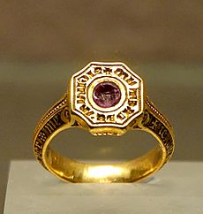 Archivo:Signet-ring Black Prince Louvre OA9597