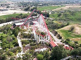 Archivo:Six Flags Magic Mountain Viper and X2 from Sky Tower cropped version