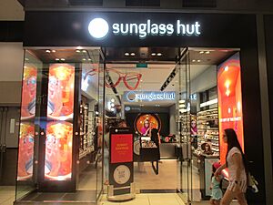 Archivo:Sunglass Hut Toronto Eaton Centre