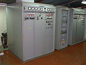 Archivo:Two Siemens 20 Kw PEP Linear Amplifiers
