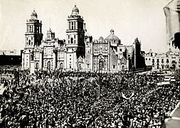 Voor de grote kathedraal in Mexico City zijn honderden mensen bijeen in verband met de huldiging, SFA022002343