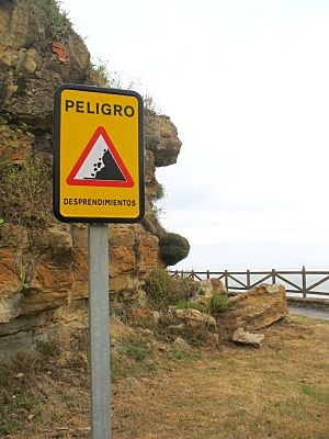 Archivo:Warning falling rocks sign in Spain - Santa Justa beach, Santillana del Mar, Cantabria