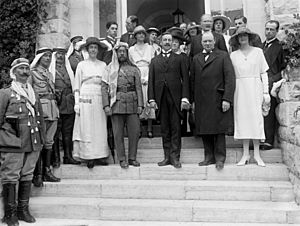 Archivo:Winston Churchill and Abdullah I of Jordan 1921 (restored)