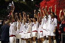 Archivo:A.C. Milan lifting the European Cup after winning the 2002–03 UEFA Champions League - 20030528