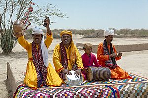 Archivo:A group of folk singers in the Cholistan Desert with unique musical instruments