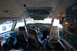 Archivo:Aeroflot Il-96-300 cockpit Petrov