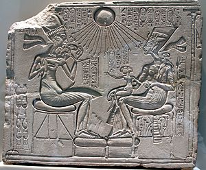 Archivo:Akhenaten, Nefertiri and three daughers beneath the Aten - Neues Museum - Berlin - Germany 2017 (cropped)