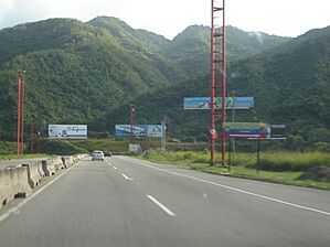 Archivo:Autopista Gran Mariscal de Ayacucho, saliendo de Guatire vía oriente
