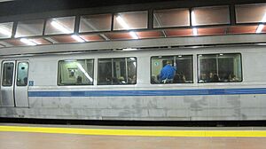 Archivo:BART train at Fruitvale station 1