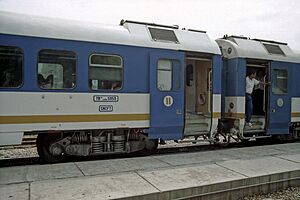 Archivo:Bf Sfax, Ganz-Schnellzugwagen