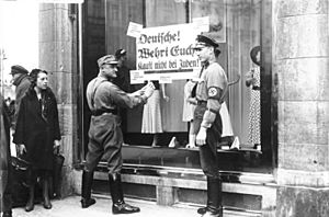 Archivo:Bundesarchiv Bild 102-14468, Berlin, NS-Boykott gegen jüdische Geschäfte