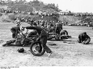 Archivo:Bundesarchiv Bild 183-2006-1023-503, Zossen, Sportfest des Kraftfahrlehrkommandos