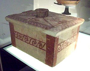 Archivo:Caja funeraria ibera de Galera (M.A.N. 1979-70-GAL-T.152-1) 01