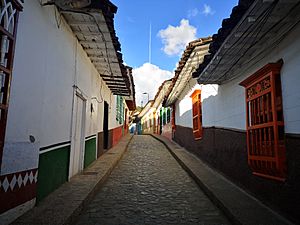 Archivo:Calle de Concepción, Antioquia