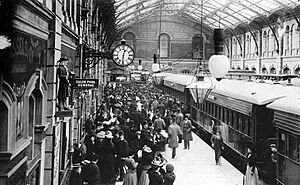 Archivo:Carlos Pellegrini en estación Constitución, 1900 (AGN)