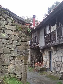Casas tradicionais en San Romao de Campos.jpg