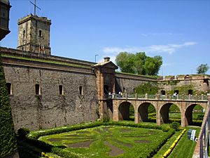 Archivo:Castell de Montjuic - Fossat entrada - Barcelona (Catalonia)